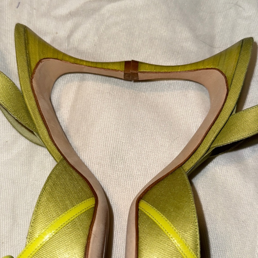 Manolo Blahnik Vibrant Green Pointed Heels - Picture 6 of 16
